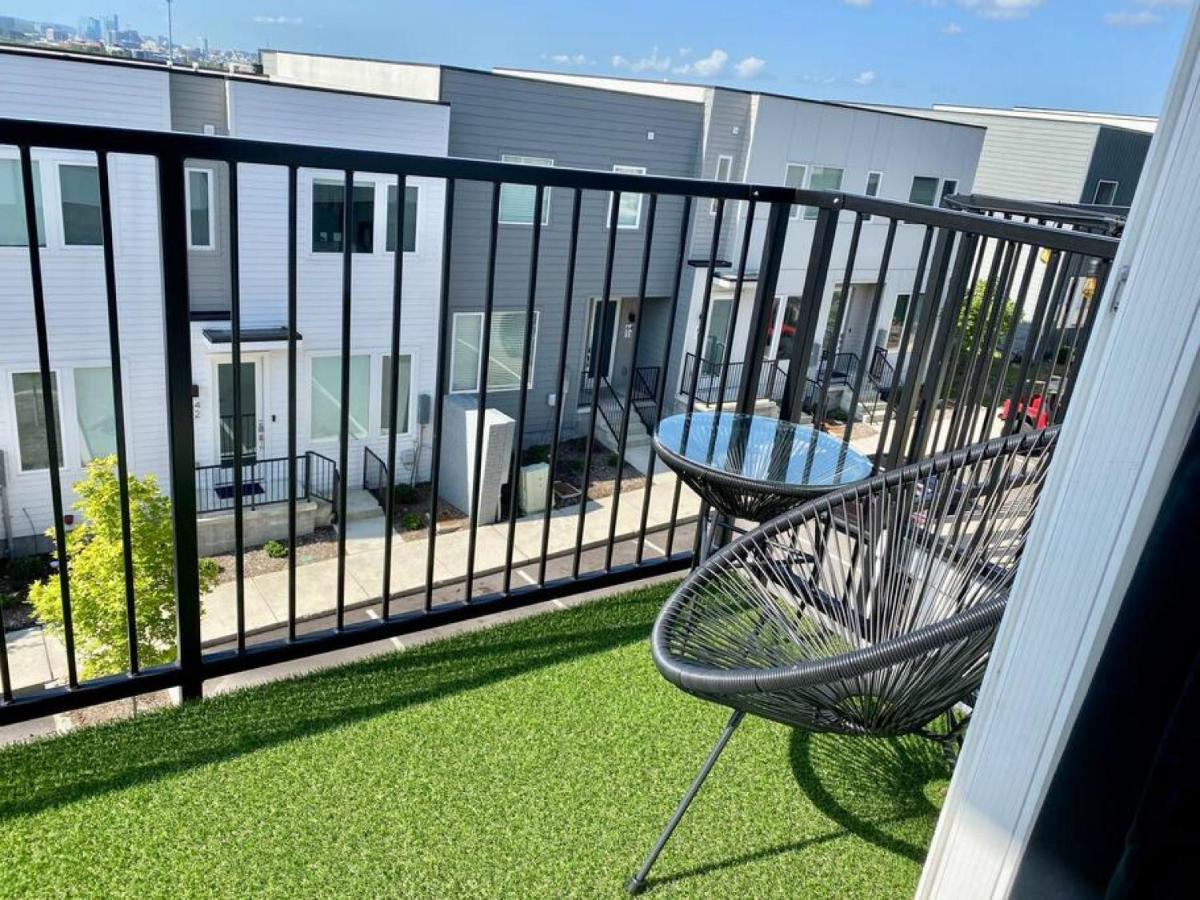 Big New And Modern With Skyline View Mural And Ping Pong Nashville Eksteriør billede