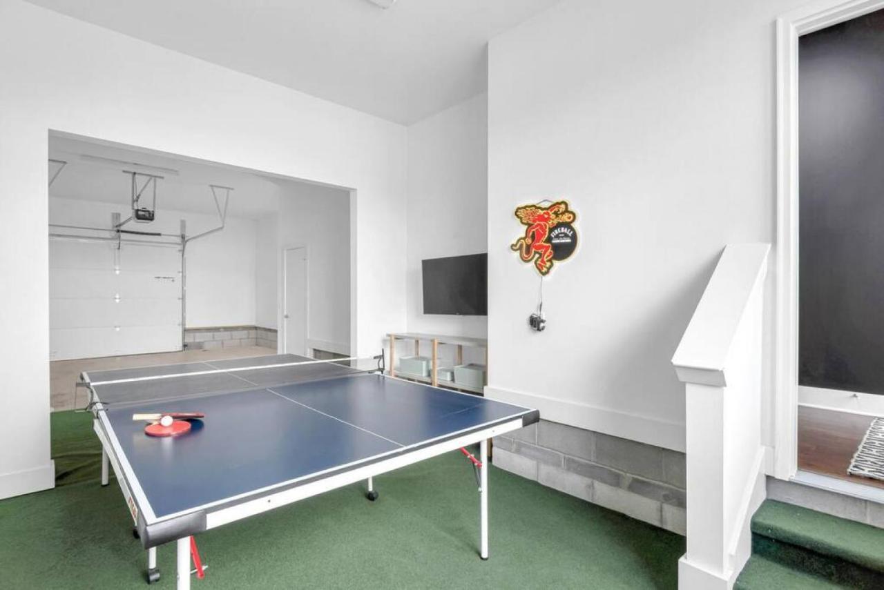 Big New And Modern With Skyline View Mural And Ping Pong Nashville Eksteriør billede