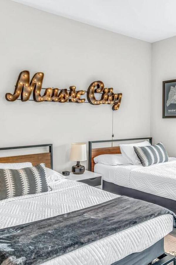 Big New And Modern With Skyline View Mural And Ping Pong Nashville Eksteriør billede