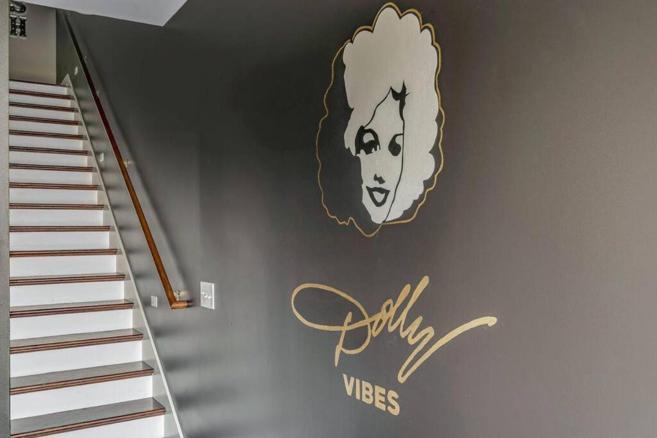 Big New And Modern With Skyline View Mural And Ping Pong Nashville Eksteriør billede