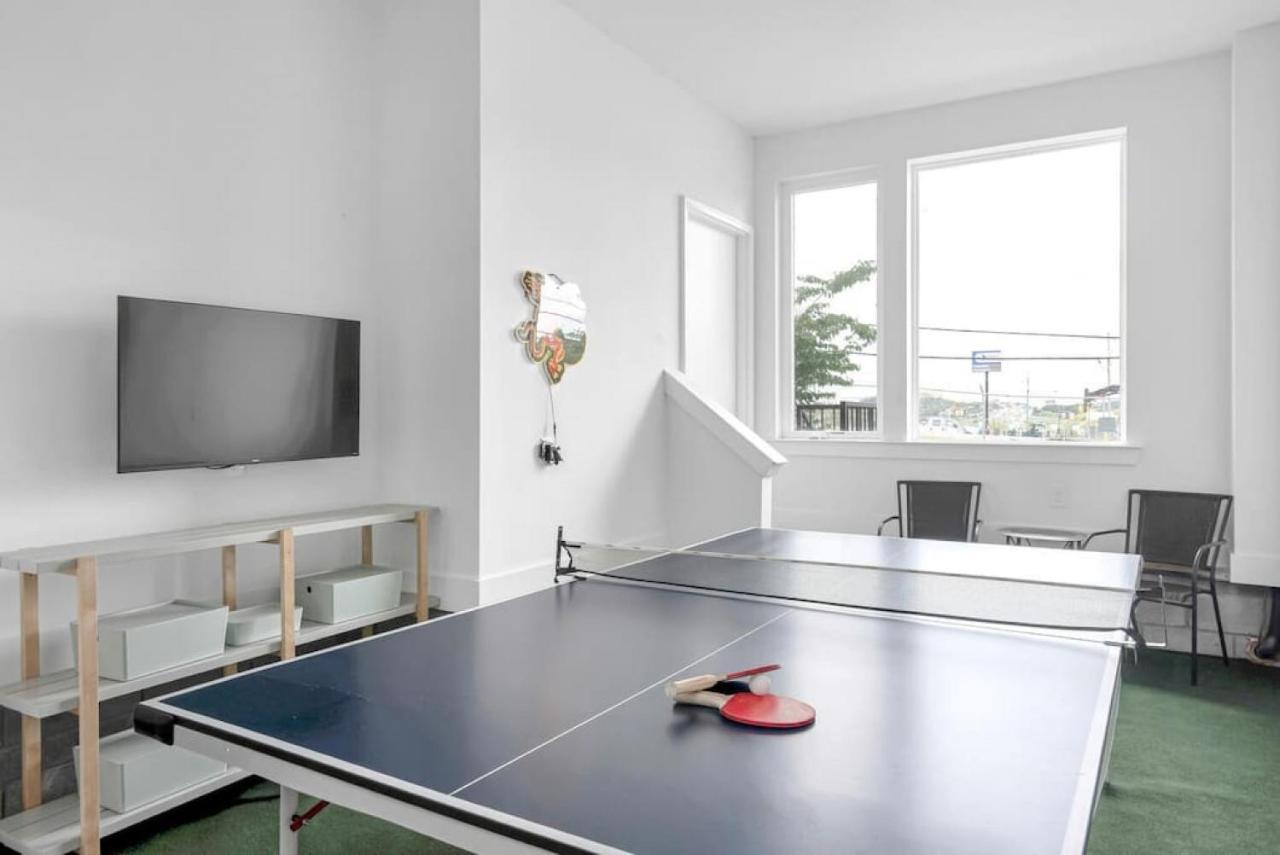 Big New And Modern With Skyline View Mural And Ping Pong Nashville Eksteriør billede