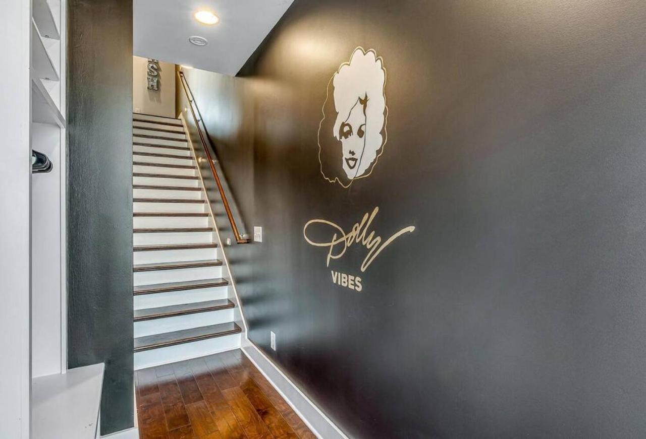 Big New And Modern With Skyline View Mural And Ping Pong Nashville Eksteriør billede