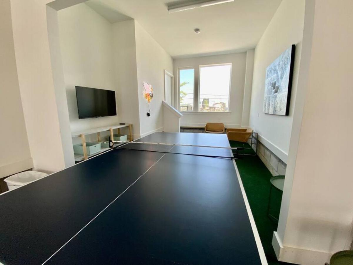 Big New And Modern With Skyline View Mural And Ping Pong Nashville Eksteriør billede